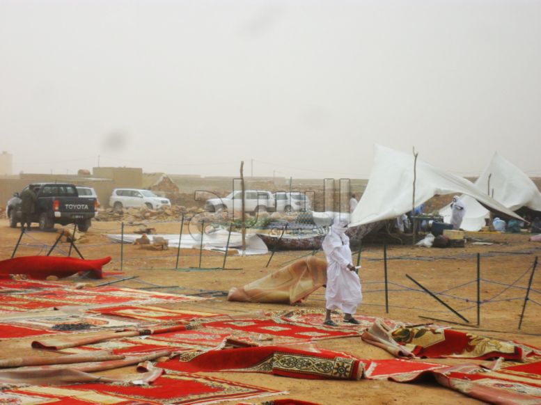 ترتيبات المنصة الرسمية لم تهدأ بفعل الرياح 