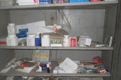 أدوية اساسية في أحد دواليب المشفى الميداني لولد أمينو