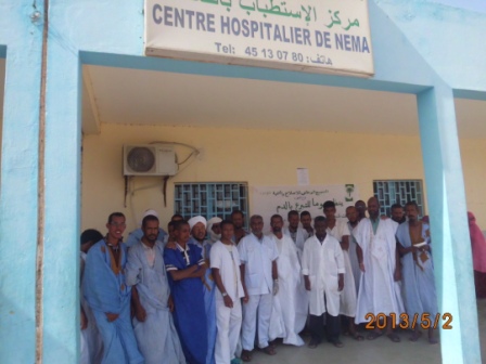 صورة من المتبرعين أمام المستشفي 