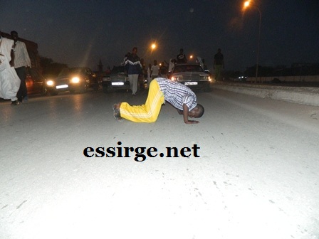 أحد أنصار برام وهو ساجد أثناء المسير نحو دار زعيمه 