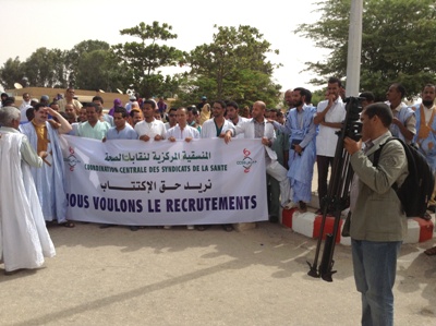 جانب من وقفة الأطباء اليوم بمركز الاستطباب الوطني 