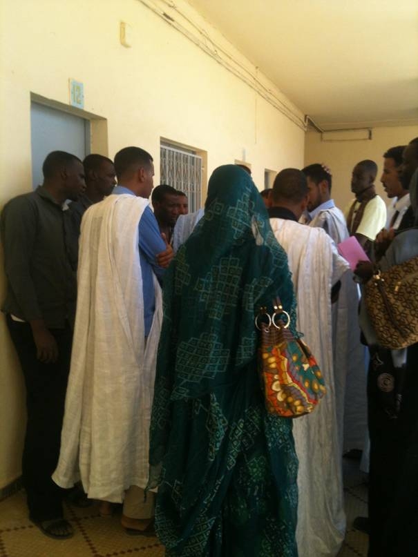 الطلاب المطرودون يحتجون أمام مكتب رئيس الجامعة