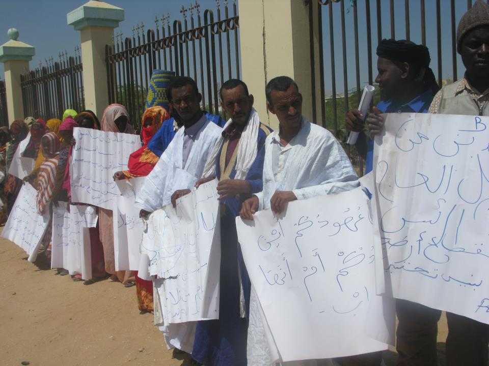 عائدو ساحل العاجل أثناء وقفتهة الاحتجاجية صباح اليوم (تصوير السراج)