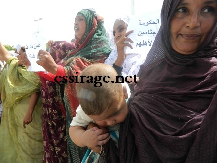 هذه المرأة تحمل إبنها في الحر أمام الرئاسة الموريتانية