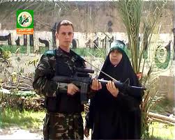 أم نضال مع أحد أبنائها قبل استشهاده بقليل 