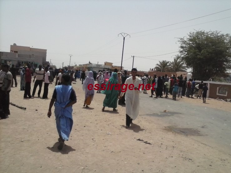 بعض المتظاهرين في المدينة 