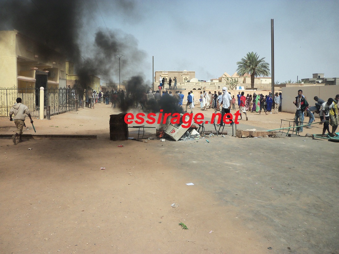 بعض العمال يقطعون الطريق في ازويرات 