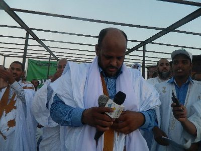 رئيس حزب تواصل محمدجميل ولد منصور وهو يتحدث أمام ساكنة مقطع لحجار