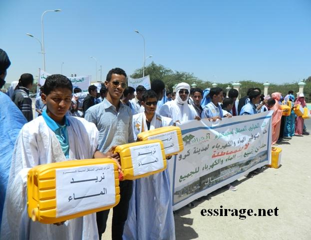 شباب مدينة كرو أثناء تظاهرهم صباح اليوم بنواكشوك