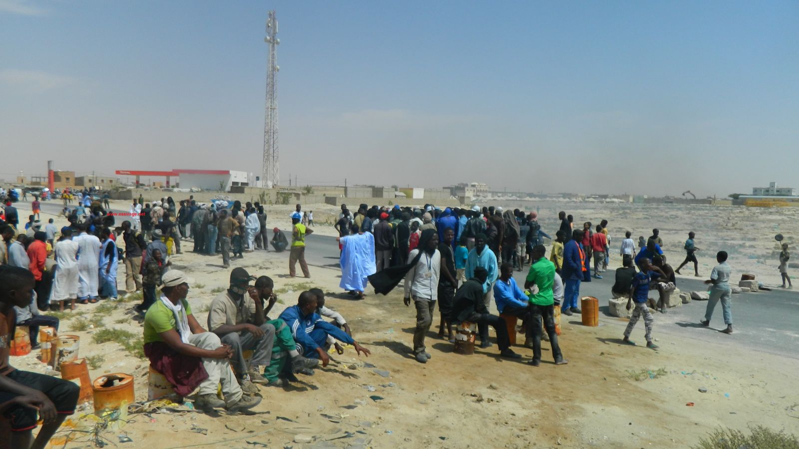 الحمالة احتشدوا على طول شارع باماكو