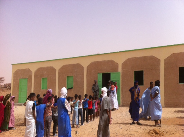 الطلاب أمام المدرسة