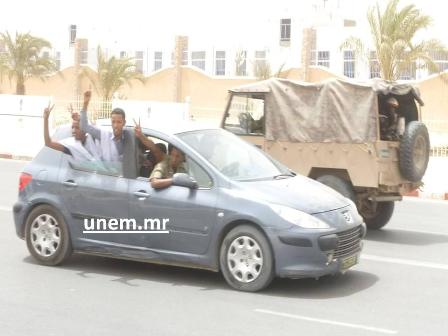 الطلاب المعتقلين وهم في سيارة المفوض