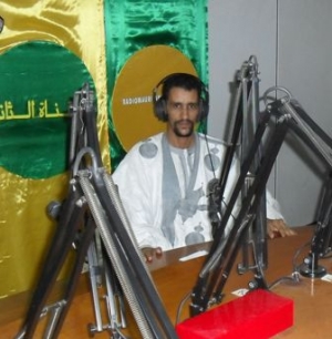 الصحفي الشيخان ولد عبد القدر داخل أحد استيديوهات الإذاعة (نقلا عن الأخبار)