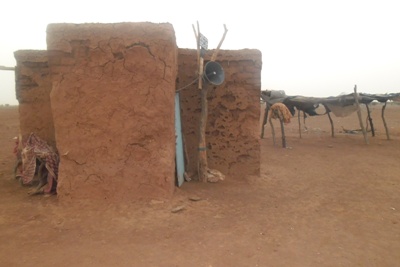 قرى عديدة لا تملك غير الأعرشة ومباني الطين كمصليات ومساجد 