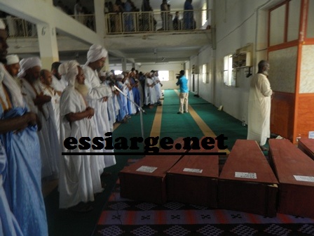 الصلاة على الشهداء في مسجد التوبة بالرياض ( تصوير السراج)