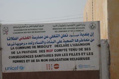 إحدى اللوحات الارشادية للتوعية بمخاطر الخفاض في الداخل الموريتاني 