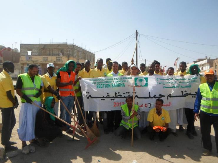 شباب المنظمة لحظة انطلاق الحملة 