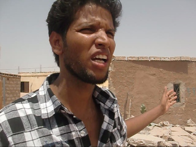 شاب يحتج على الإنتقائية في هدم منازل السكان  