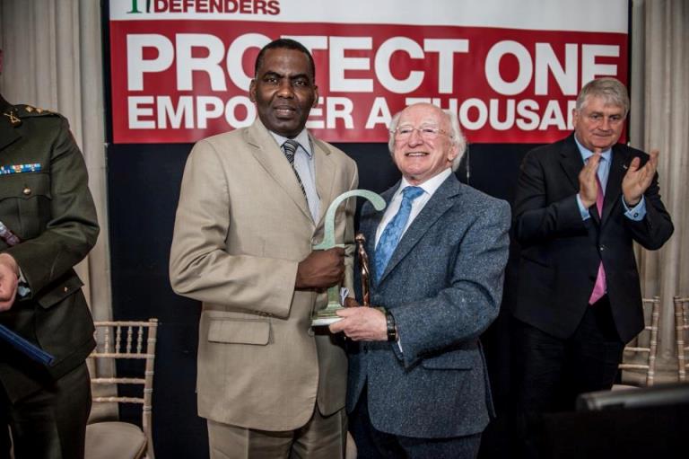 بيرام لحظة تسلمه الجائزة الدولية في إيرلندا 