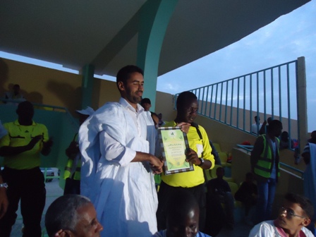 الأمين العام للاتحاد أثناء تكريمه للفريقين