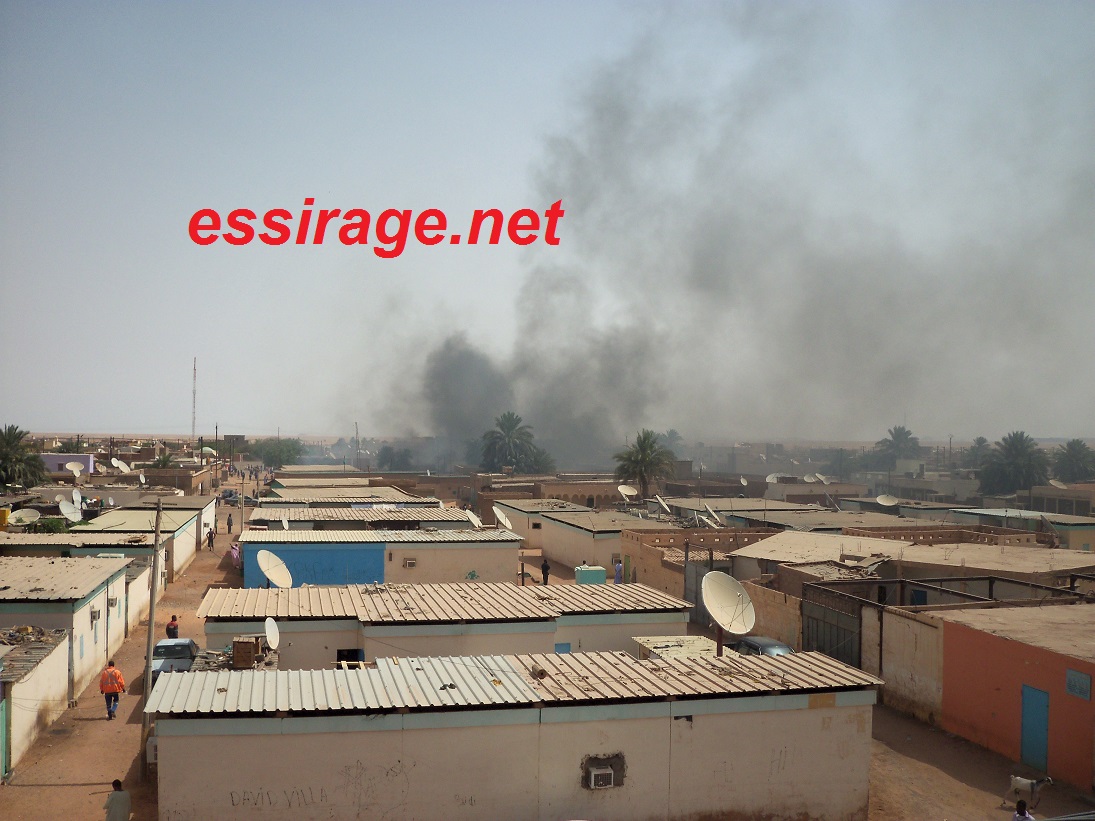 سحب دخان غطت أحياء من مدينة ازويرات 