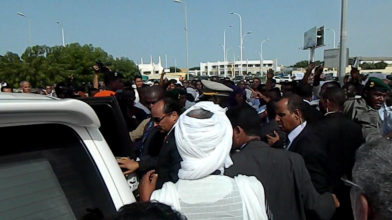 بصعوبة وصل ولد عبد العزيز إلى سيارته