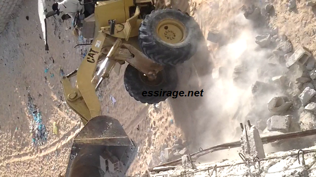 الجرافة وهي تهدم منزل أهل باباه