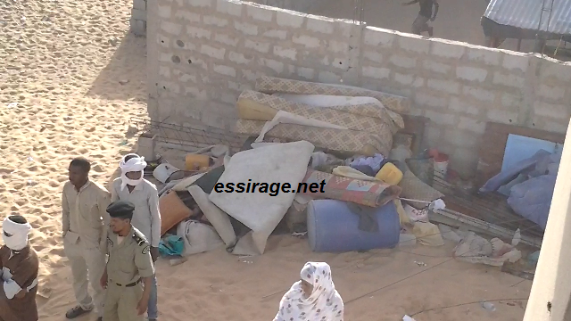 متاع الأسرة بعد ان تم إخراجه من المنزال