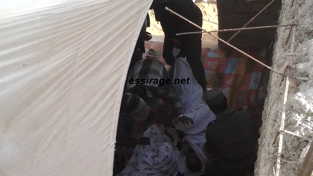 أفراد من الحرس و الشرطة آخر باللباس المدنية يحاولون اقتياد أب الاسرة الذي امتنع عن إخلاء منزله