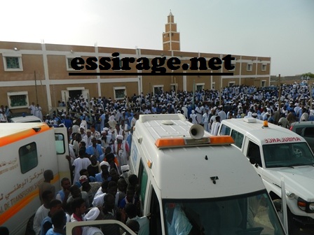 آلاف حضروا للصلاة على الشهداء ومنهم من غلبته الدموع (تصوير السراج)