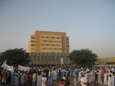 أجهزة تصوير علي أعلي المبني 