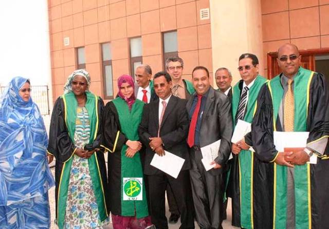 صورة جماعية للدكتورة ميمونة بنت محمد الأمين والبروفيسور سيدي محمد ولد مكيه وعدد من طاقم الإشراف (السراج)