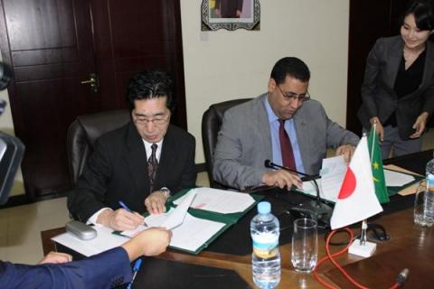 خلال توقيع إحدى اتفاقيات التعاون