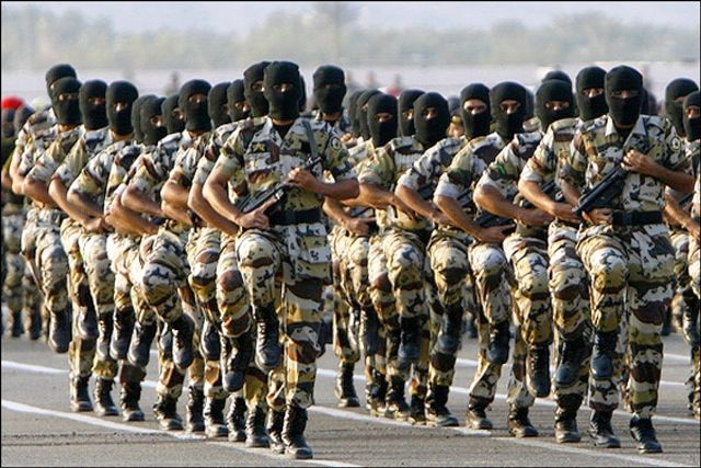 جانب من العروض العسكرية بمناورات رعد الشمال (وكالات)