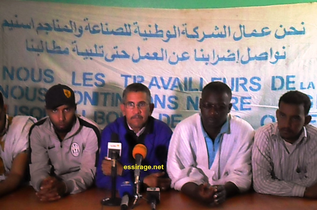 جانب من المؤتمر الصحفي الذي عقده مناديب العمال منتصف يوم الاثنين بمدينة ازويرات والذي بينوا فيه للرأي العام سبب تعثر المفاوضات الاخيرة (السراج)