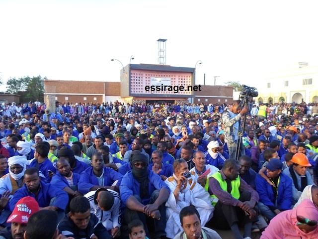 جانب من جمهور مهرجان العمال المضربين وهم يحتشدون في ساحة الاستقلال وسط مدينة ازويرات (السراج)