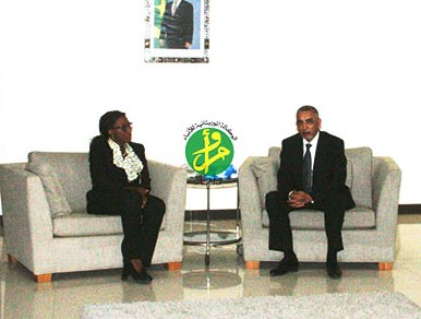 الوزير الأول الموريتاني يحيى ولد حدمين ومديرة العمليات بالبنك الدولي في موريتانيا أثناء المحادثات التي جمعت بينهما (وم أ)
