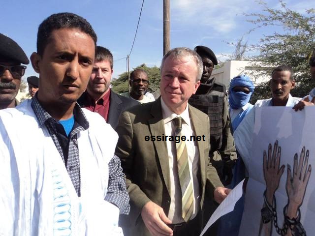 صورة لمسؤول الشؤون الخارجية لمبادرة إنصاف مع السفير الأمريكي بنواكشوط