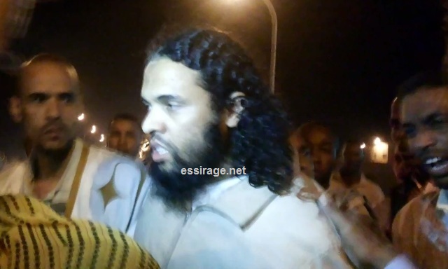 السجين السلفي المفرج عنه محمد سعيد لحظة خروجه من السجن (تصوير - السراج)