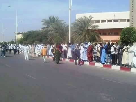 جانب من الوقفة الاحتجاجية التي نظمتها إيرا أمام المحكمة (السراج)