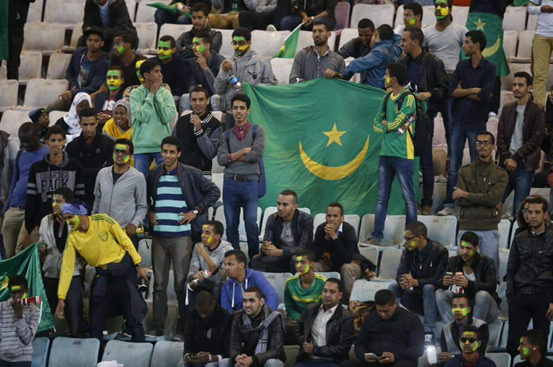 جانب من المدرجات أثناء تشجيع الطلاب الموريتانيين في تونس لمنتخب بلادهم الذي لعب في مواجهة مع المنتخب التونسي وانتهت المباراة بنتيجة 2-1 لصالح تونس (السراج)