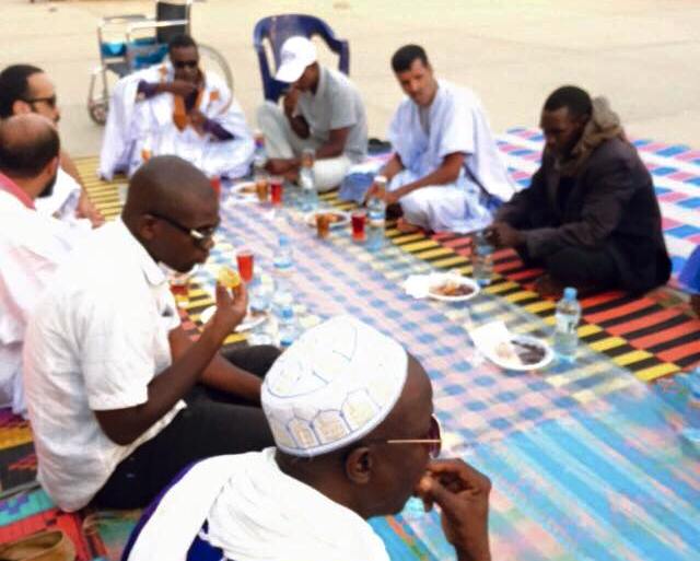 جانب من الإفطار الجماعي الذي نظمته جمعية الإرادة إحياء وتخليدا لليوم الوطني للأشخاص ذوي الإعاقة (السراج)