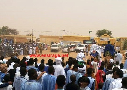 جانب من حجود المواطنين أمام المركز الصحي بمدينة كرو (السراج)