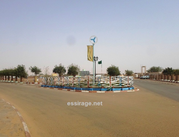 مفترق طرق عند أحد الشوارع الرئيسية في مدينة ازويرات شمال موريتانيا (السراج)