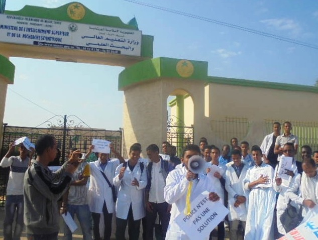 جانب من احتجاجات الطلبة أمام وزارة التعليم العالي