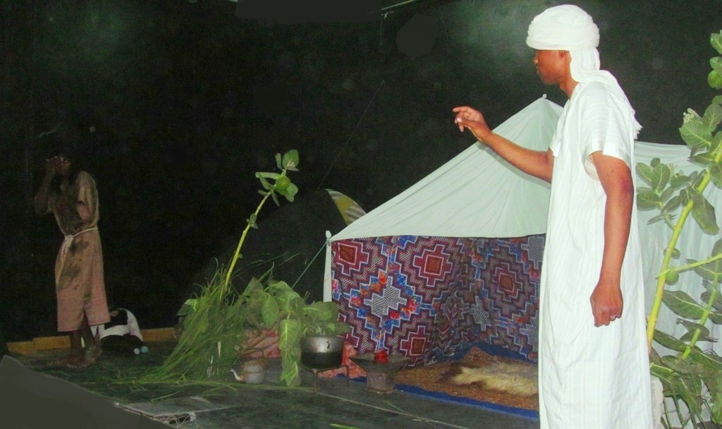 جانب من عرض مسرحية الحب والماء والخرافة من إنتاج فرقة شروق المسرحية وإخراج محمد ولد أبوه (السراج)