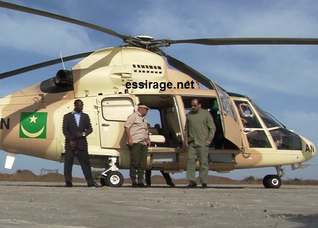 الرئيس الموريتاني محمد ولد عبد العزيز وهو ينزلمن مروحية عسكرية في جولة سابقة (أرشيف - السراج)