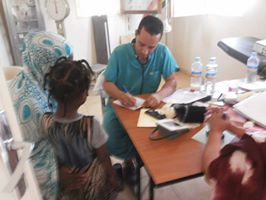 جانب من الاستشارات الطبية التي قامت بها بعثة مستشفى حمد بن خليفة في قرية الربينة (السراج)