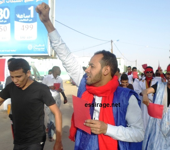 ردد المتظاهرون شعارات مؤيدة لعمال شركة "اسنيم" المضربين (السراج)