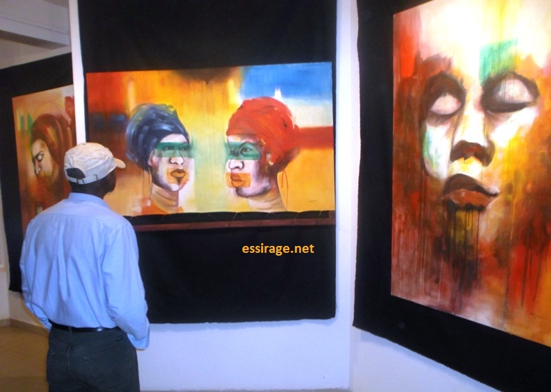 جانب من معرض لوحات الفنانة التشكيلية الموريتانية آمي صو بالمعهد الفرنسي في موريتانيا (السراج)